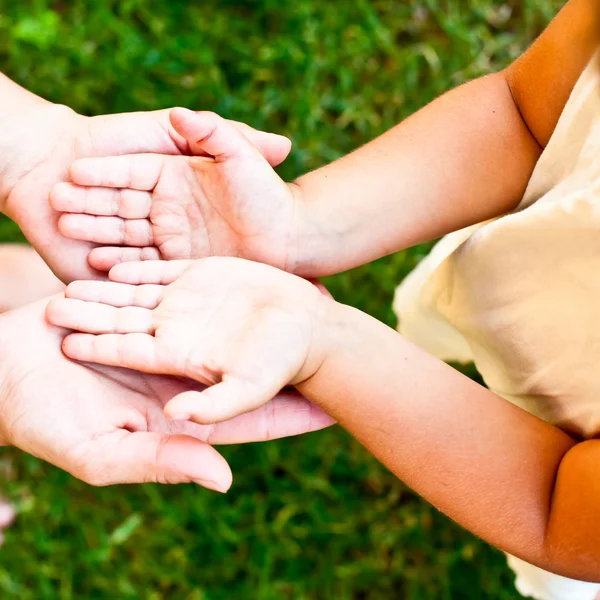 Bambino che mostra le mani — Foto Stock