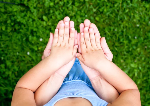 Bedrijf handen van een kind — Stockfoto