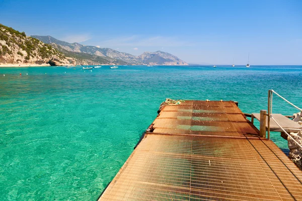 Muelle en la playa sarda — Foto de Stock