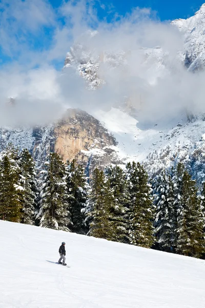 Snowborder op een piste — Stockfoto