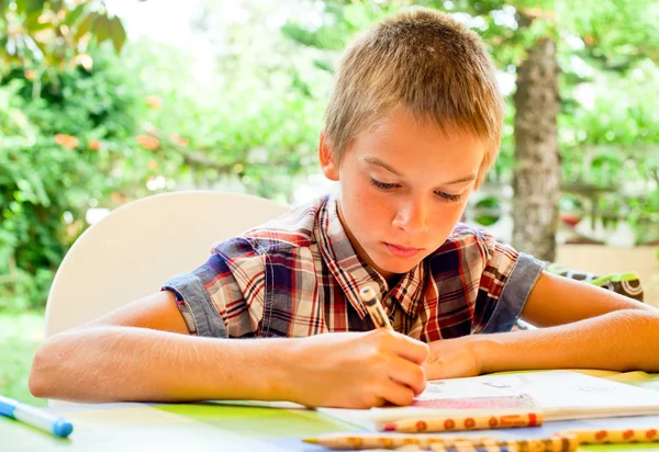 Enfant dessinant à l'extérieur — Photo