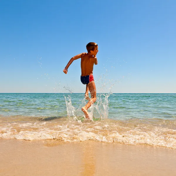 Garçon sautant à la mer — Photo