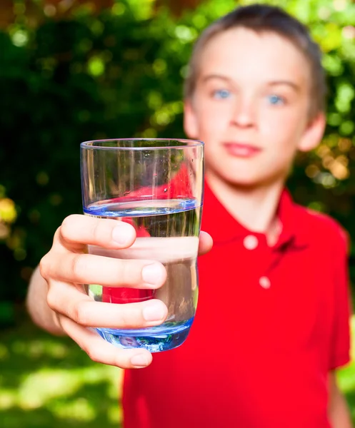 水のガラスを持つ子供 — ストック写真