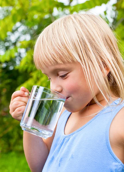 Bambino acqua potabile — Foto Stock