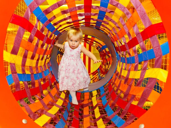 Kind auf einem Labyrinth-Spielplatz — Stockfoto