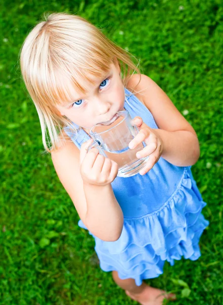 Child drinking water — Stock Photo, Image