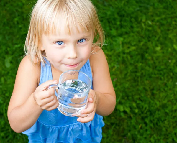 Niño con tapa de agua —  Fotos de Stock