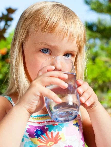 子供飲料水 — ストック写真