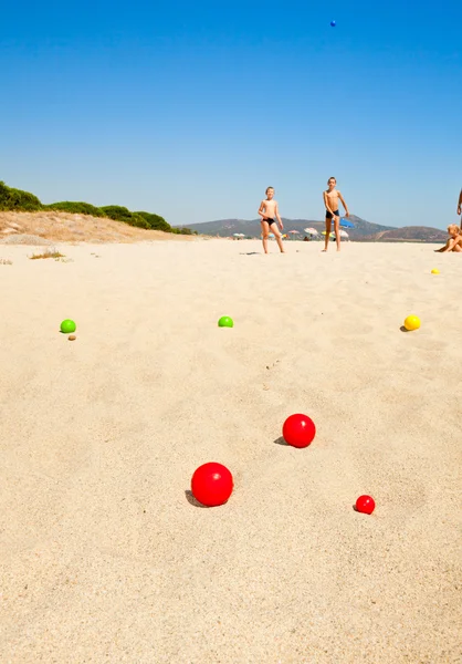 Kinderen spelen van jeu de boules op een strand — Stockfoto