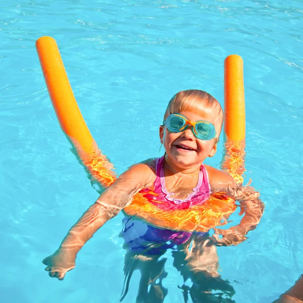 Dziecko w basenie — Zdjęcie stockowe