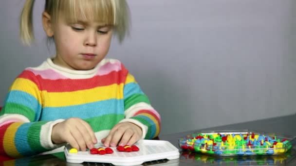 Child playing puzzle game — Stock Video