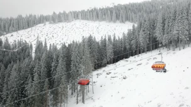 Stoeltjeslift in de winter van de besneeuwde bergen — Stockvideo
