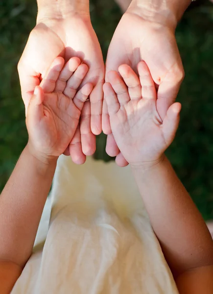 Criança mostrando as mãos — Fotografia de Stock