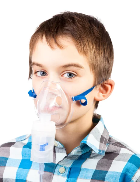 Niño usando nebulizador — Foto de Stock