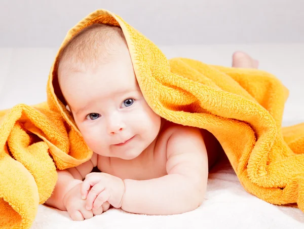 Infant under towel — Stock Photo, Image
