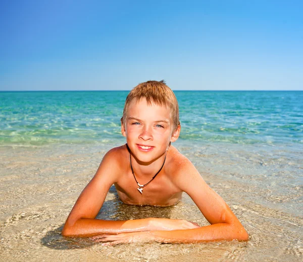 Chłopak na plaży — Zdjęcie stockowe