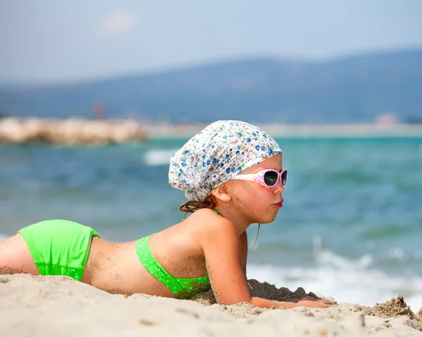 Fille sur une plage — Photo