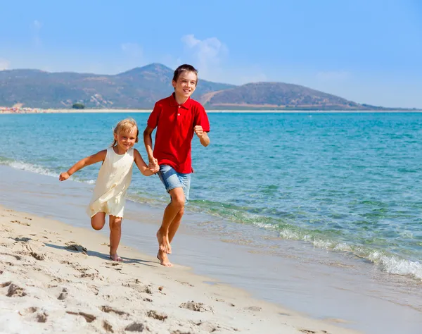 Siostra i brat na plaży — Zdjęcie stockowe