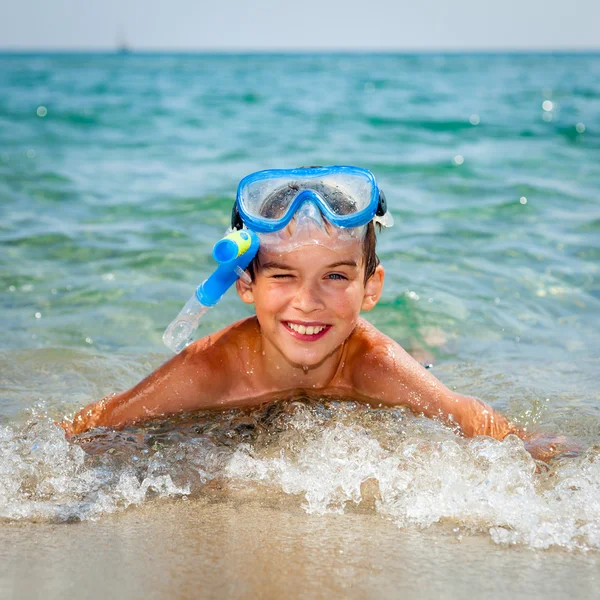 Dreng på en strand - Stock-foto