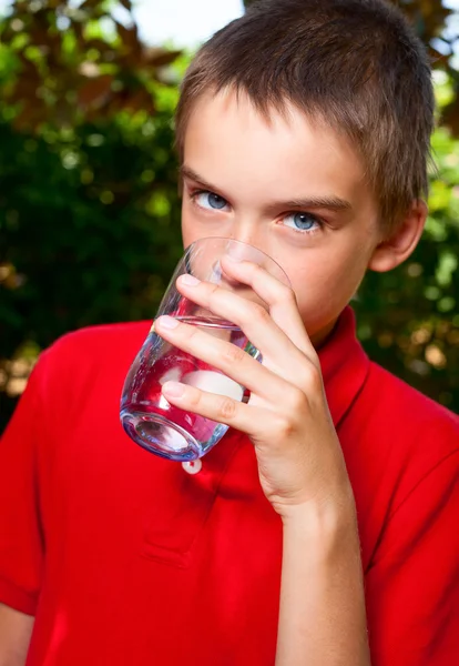 Kid dricksvatten Stockbild