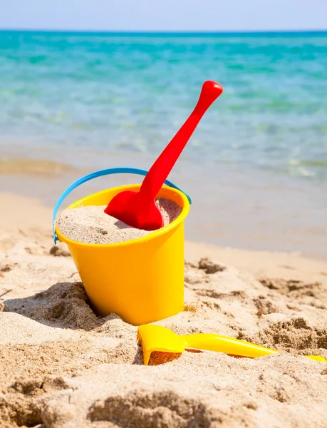 Pail and shovel on beach — Stock Photo, Image