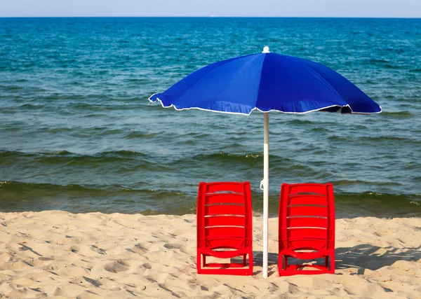 Krzesła z parasolem — Zdjęcie stockowe