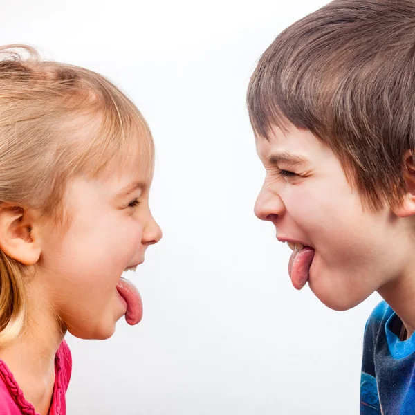 Kids sticking out tongues — Stock Photo, Image