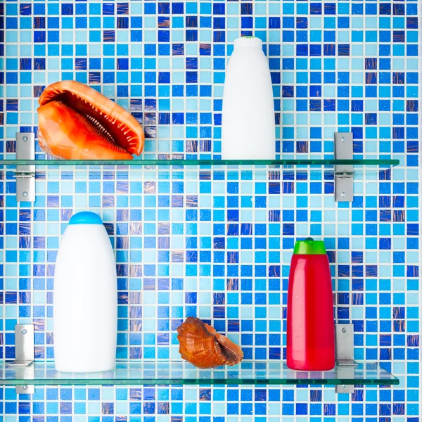 Ванна кімната поличками — стокове фото