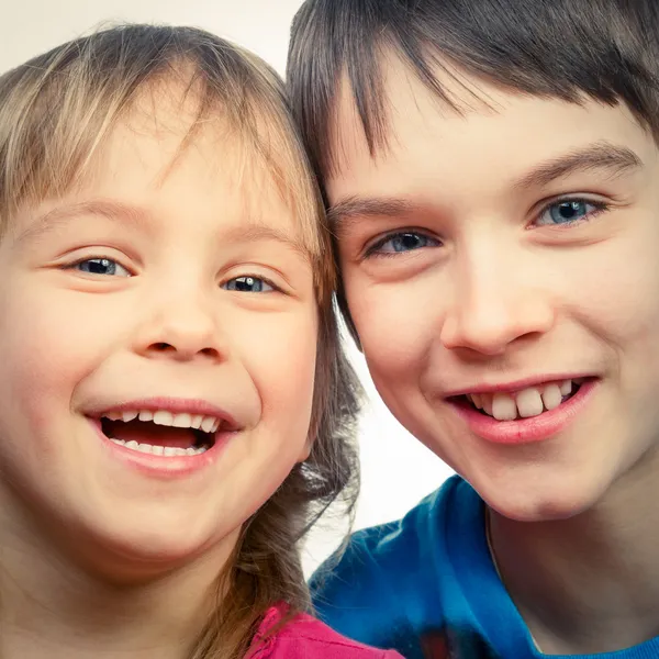 Syster och bror leende — Stockfoto