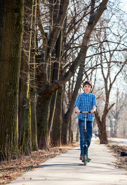 Scooter de coup-de-pied garçon CIRC. — Stockfoto