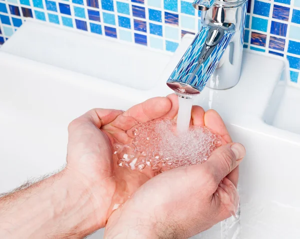 Uomo lavaggio mani — Foto Stock