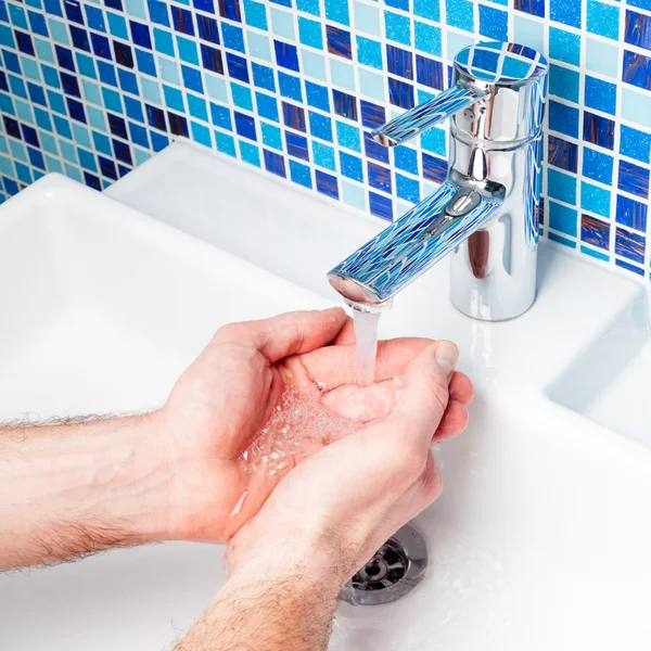 Człowiek Mycie rąk — Zdjęcie stockowe