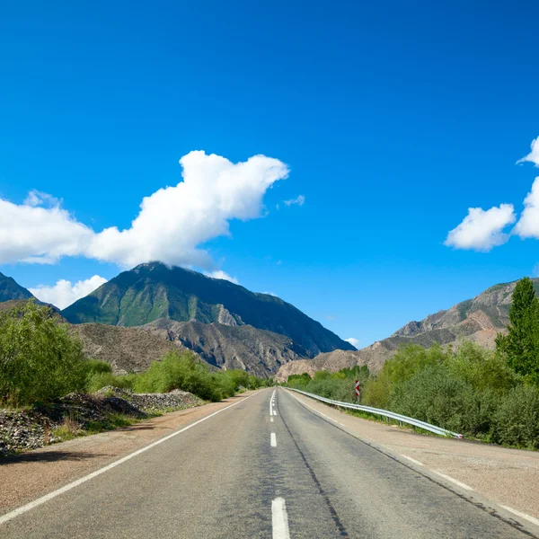 Gerade und leere Bergstraße — Stockfoto