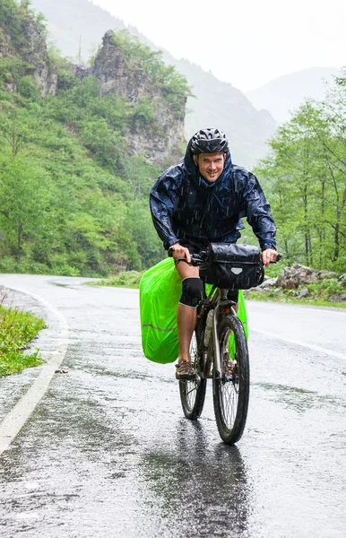 Cycle tourist on a road — Stock Photo, Image