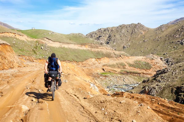 Ciclista turista en carretera — Foto de Stock