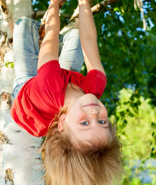Dítě visící z větve stromu — Stock fotografie