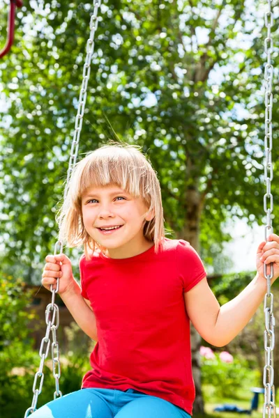 Niño feliz en un columpio —  Fotos de Stock