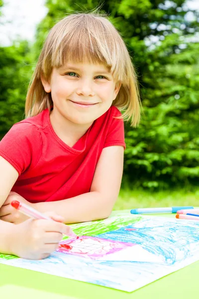 Enfant dessinant à l'extérieur — Photo