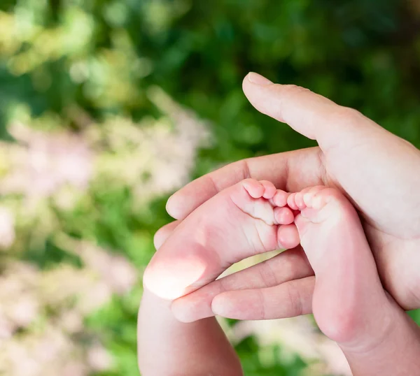 Moeder met baby buiten — Stockfoto