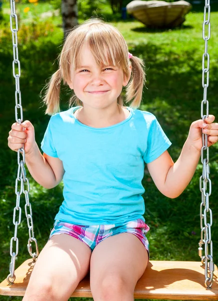 Criança feliz no balanço — Fotografia de Stock