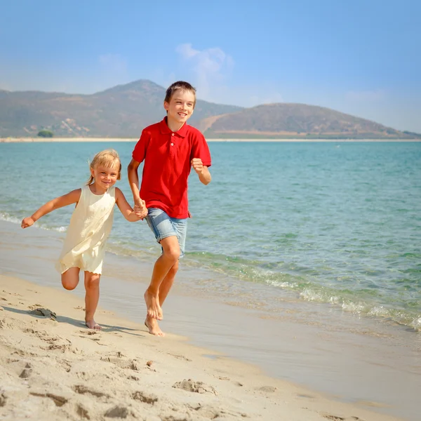 Sister and brother on a beach — Stock Photo, Image