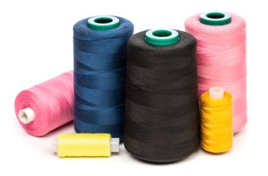 Beyaz arka planda izole edilmiş çeşitli renklerdeki sentetik ya da pamuk iplik makaraları. Tekstil üretiminde dokumak için kullanılan iplik makarası.