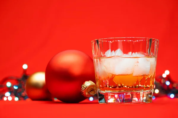 Close Shot Van Glas Whisky Rotsen Met Kerstballen Verlichting Rode — Stockfoto