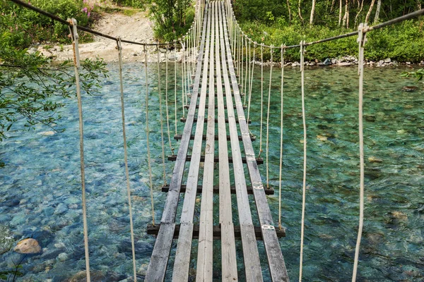 Ponte Pedonale Sul Fiume Che Scorre Veloce — Foto Stock