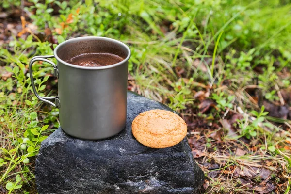 石の上にクッキーとコーヒーの暖かいカップ 野生のキャンプ朝食コンセプト — ストック写真