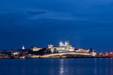 Bir UNESCO Dünya Mirası Alanı ve Tataristan, Rusya 'nın tarihi kalesi olan Kazan Kremlin' i gece Kazanka Nehri 'nin karşısında görüldüğü gibi aydınlattı.