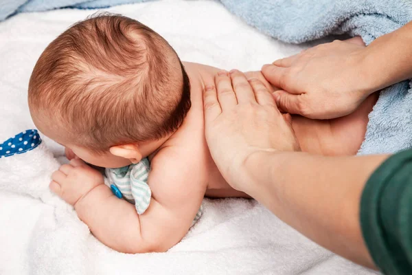 Menina Cinco Meses Recebendo Massagem Casa Durante Confinamento Terapeuta Manual — Fotografia de Stock