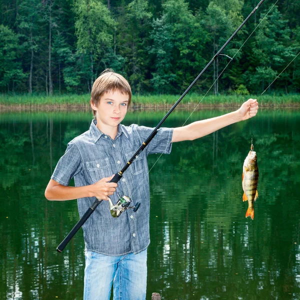Jongen met vis — Stockfoto