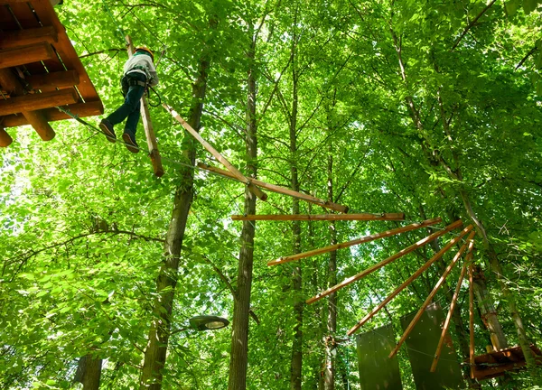 Çocuk ağaç tepesindeki macera parkında — Stok fotoğraf
