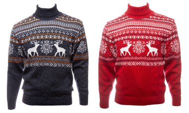 Geyik ya da geyik süsü (namı diğer Çirkin Süveter) beyaz arka planda izole edilmiş şablonlar içeren geleneksel tasarımlı mavi ve kırmızı boğazlı Noel kazağı.